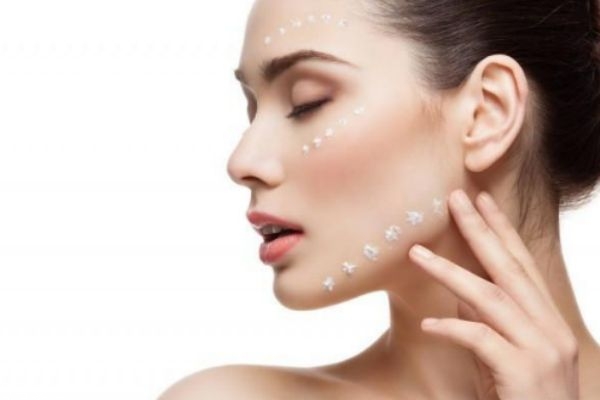 晚上用乳液好还是面霜好,晚上用乳还是霜比较好