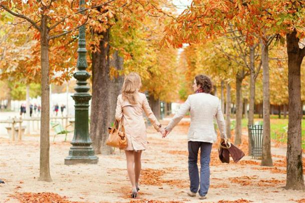 倒着走对腰间盘突出有什么好处,走路对腰间盘突出有好处吗