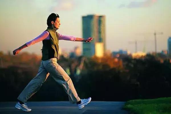 慢跑加快走一小时消耗多少卡路里,慢跑半小时消耗多少大卡热量 慢跑加快走一小时消耗多少卡路里,慢跑半小时消耗多少大卡热量