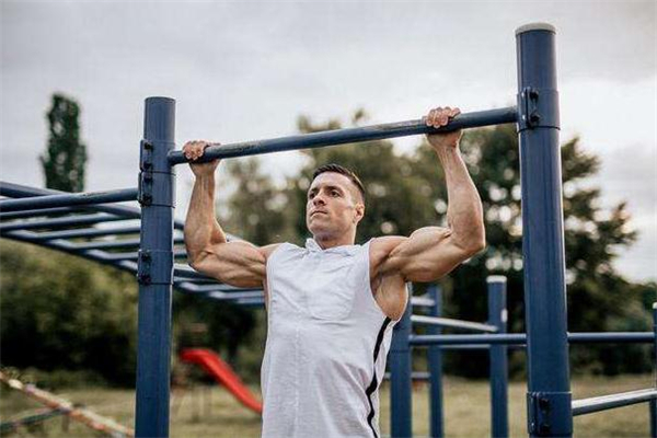 单杠引体向上训练方法视频教程,单杠引体向上训练方法以及动作要领
