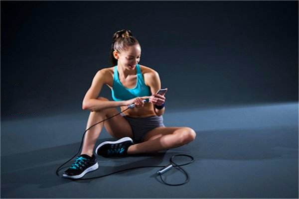 跑步和跳绳哪个消耗热量更多,跳绳和慢跑哪种减肥消耗的热量大?