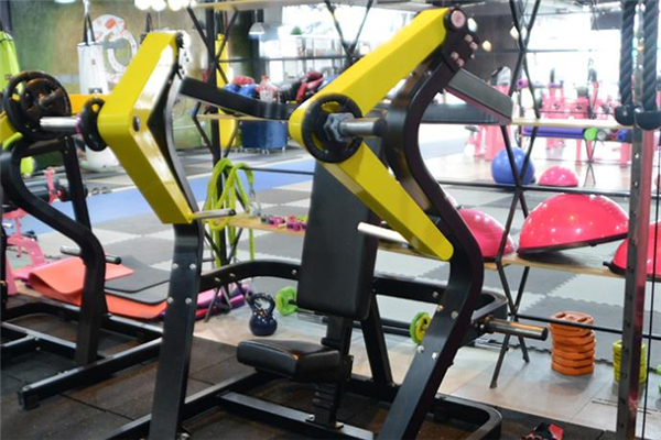 坐姿推胸动作要领,推胸手腕的正确姿势