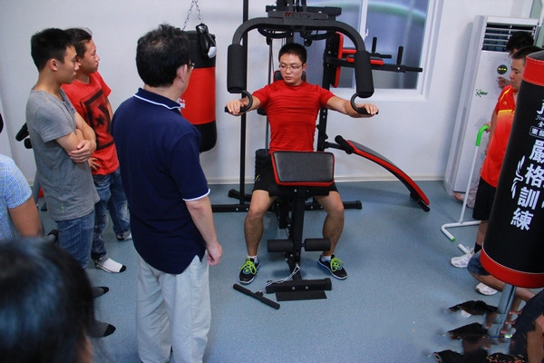 坐式双向推胸训练器怎么用,坐姿推胸训练器的使用