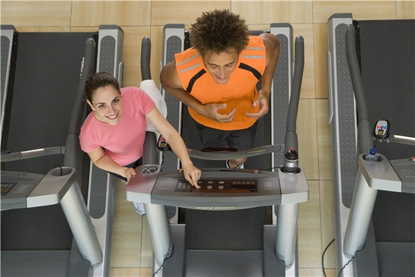 跑步机上跑步心率维持在多少合适,跑步机跑步心率多少正常