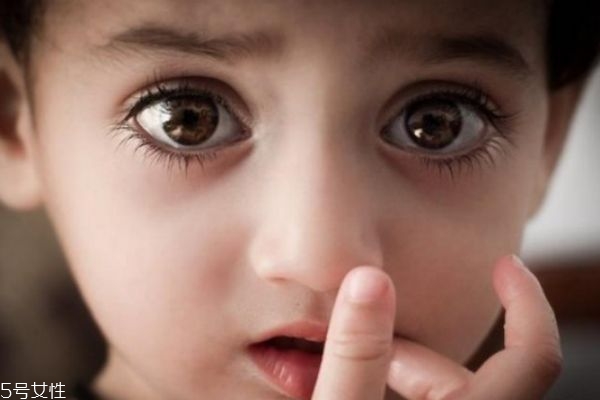 四个月宝宝下眼睫毛往里长怎么办,下睫毛往眼睛里长怎么办