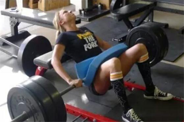 杠铃臀冲的标准动作,正确的臀桥发力方式