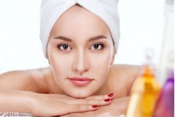 肤色不均匀是什么原因引起的,皮肤肤色不均的原因 肤色不均匀是什么原因引起的,皮肤肤色不均的原因