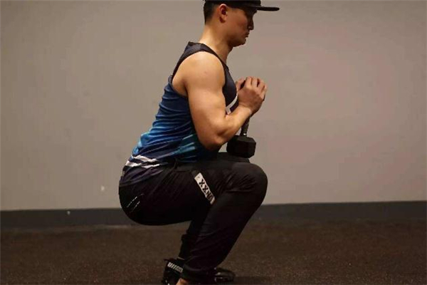 高脚杯深蹲标准动作,深蹲脚的正确姿势 高脚杯深蹲标准动作,深蹲脚的正确姿势