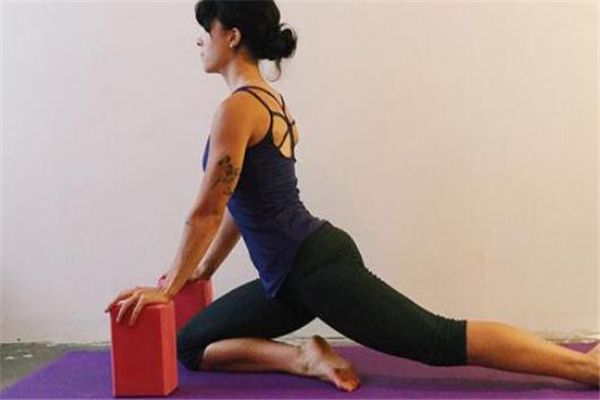 臀部肌肉放松的方法,臀中肌放松方法