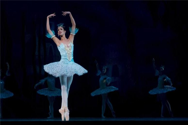 跳芭蕾舞对身体的影响,孩子戴眼镜影响跳舞吗