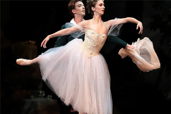 芭蕾舞压脚背方法,芭蕾舞女孩痛苦压脚背的视频 芭蕾舞压脚背方法,芭蕾舞女孩痛苦压脚背的视频