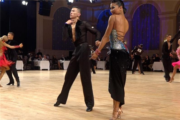 为什么熬夜嘴巴周围会长痘,为啥熬夜会长痘痘