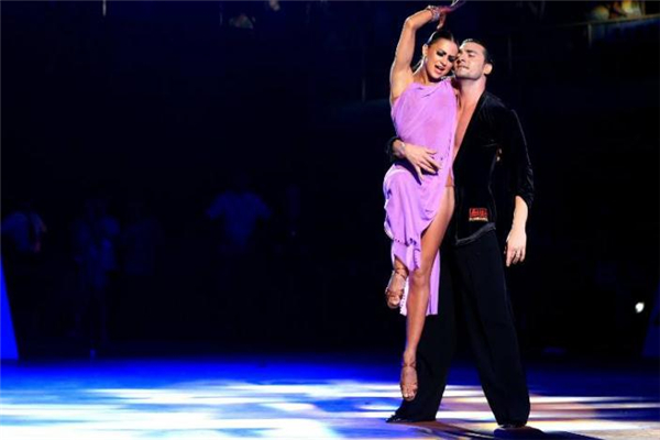 拉丁舞需要劈叉吗,学拉丁舞要劈叉拉筋吗