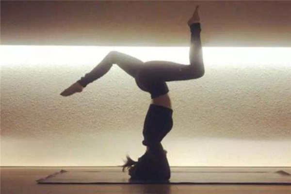 倒立能练腹肌吗,站立怎么练腹肌 倒立能练腹肌吗,站立怎么练腹肌