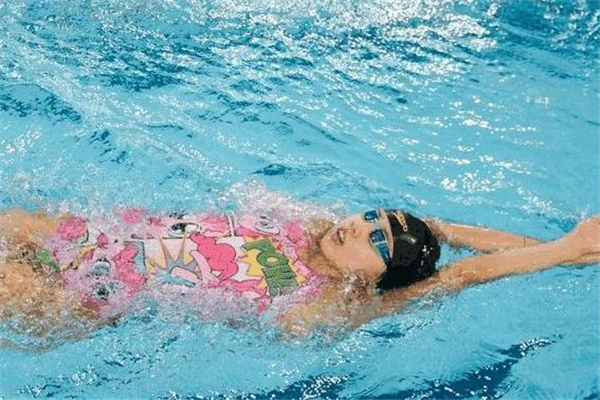 仰泳为什么总是呛水,仰泳怎么起身才不会呛水