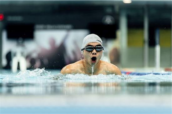 蛙泳练胸肌吗,游泳能练胸肌吗