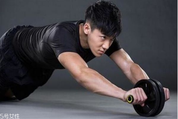 使用腹肌轮的正确姿势,健腹轮的正确姿势