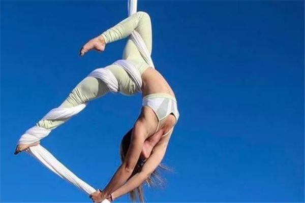 没有基础的可以学空中瑜伽吗,空中瑜伽好学吗