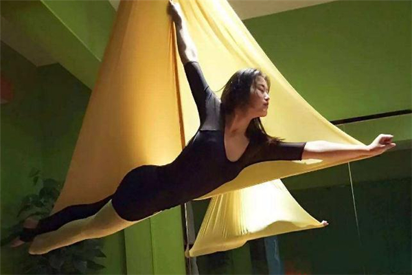 空中瑜伽瘦腿动作,瑜伽瘦腿的动作 空中瑜伽瘦腿动作,瑜伽瘦腿的动作