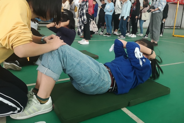 练仰卧起坐的正确方法,做仰卧起坐的器材