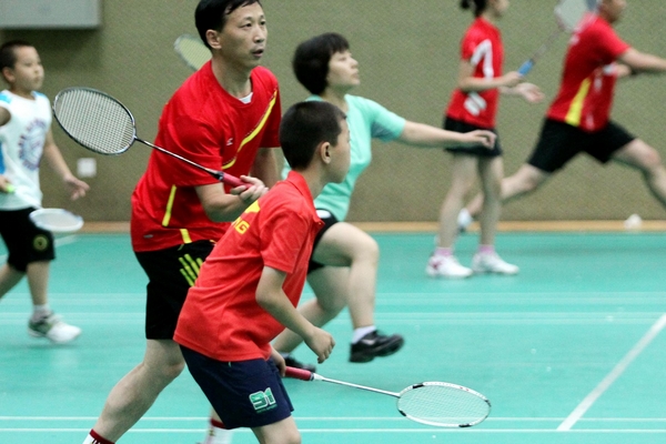 初学者打羽毛球的方法,初学羽毛球者用什么羽毛球