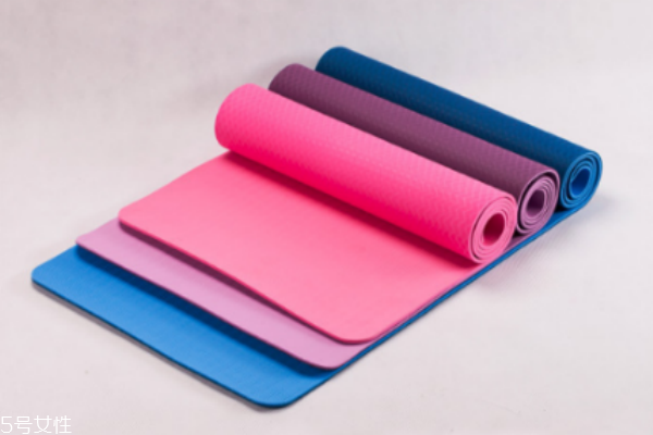 瑜伽垫可以用什么代替,瑜伽垫可以用普通地垫代替吗