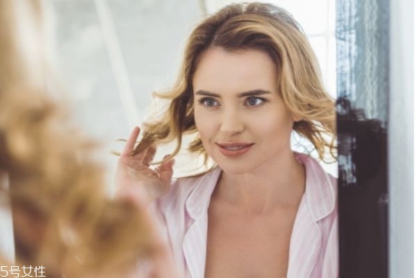 化妆品过敏怎么办脸部用什么药,脸擦化妆品过敏发红怎么办