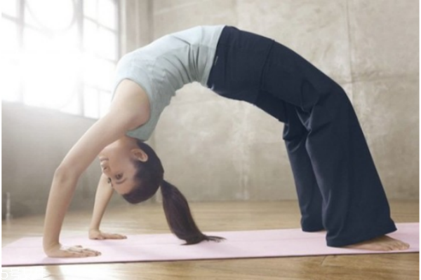 瑜伽治驼背的动作,练瑜伽可以治疗驼背吗 瑜伽治驼背的动作,练瑜伽可以治疗驼背吗