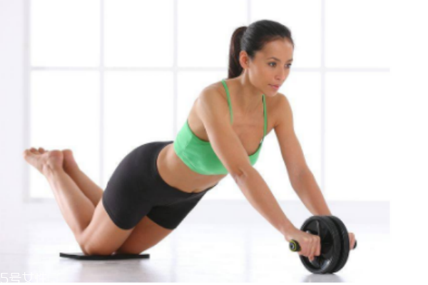 健腹轮怎么练腹肌,健身腹肌轮训练教程