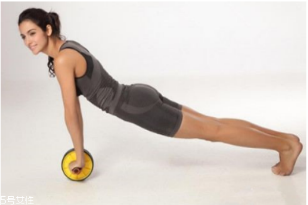 健腹轮怎么练腹肌,健身腹肌轮训练教程