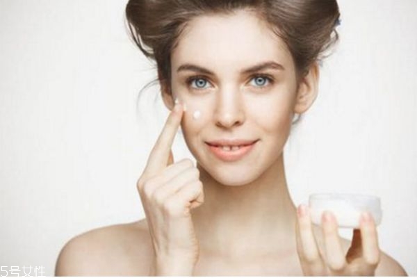 正确涂眼霜的手法视频,怎么使用眼霜正确方法