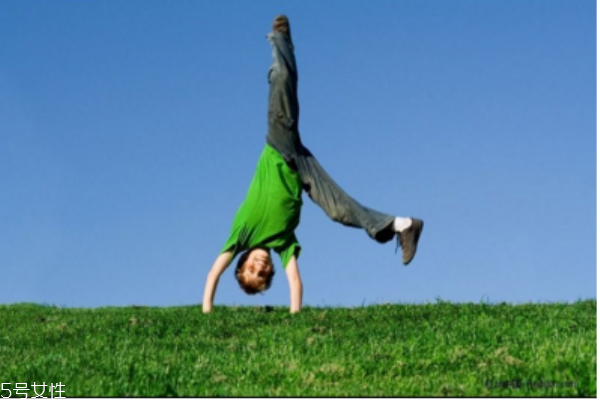 倒立有什么好处和坏处,倒立有什么好处和最佳时间 倒立有什么好处和坏处,倒立有什么好处和最佳时间