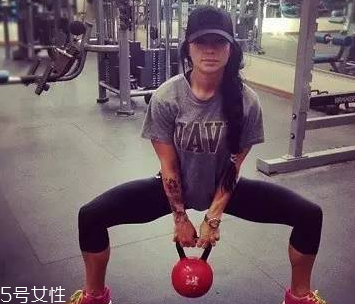 女性深蹲的坏处,女性深蹲的好处和坏处 女性深蹲的坏处,女性深蹲的好处和坏处