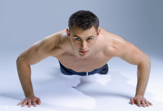 俯卧撑锻炼哪里的肌肉图解,俯卧撑锻炼哪里的肌肉最多