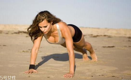 女生俯卧撑怎么练,女生做俯卧撑正确姿势