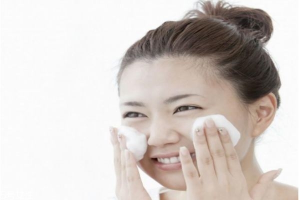 洁面膏和洁面乳的区别是什么,洁面啫喱和洁面乳的区别