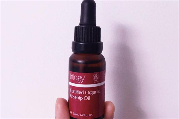 玫瑰果油白天可以用吗?,玫瑰果油白天用还是晚上用 玫瑰果油白天可以用吗?,玫瑰果油白天用还是晚上用