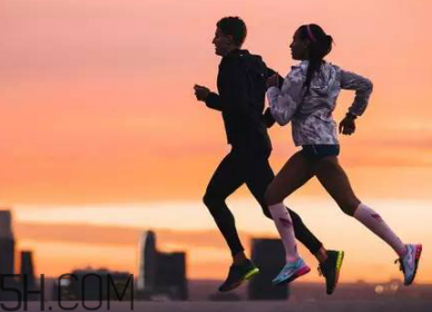 穿跑步裤子还要穿内裤吗,跑步有必要穿运动内衣吗