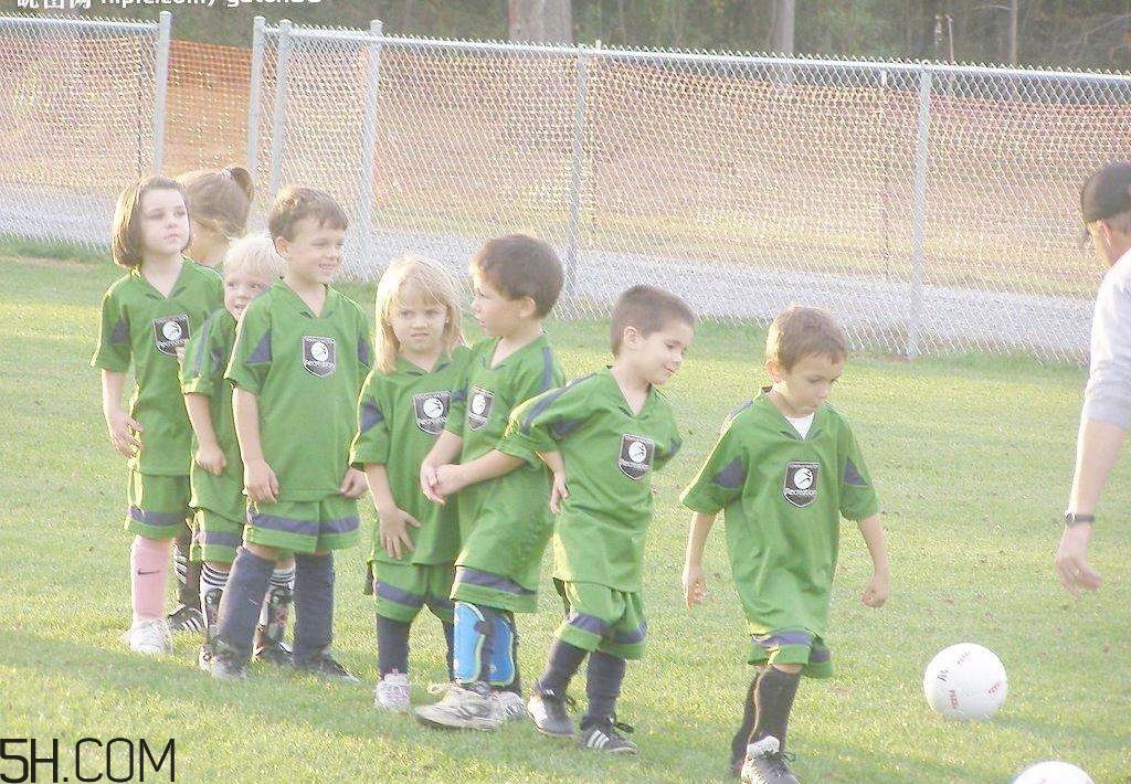 踢足球需要注意什么,踢足球要具备什么条件