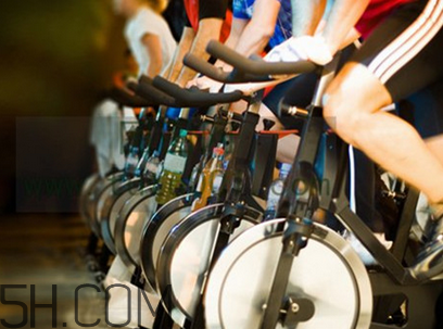 一节动感单车课相当于跑多久,动感单车骑多长时间达到运动的效果 一节动感单车课相当于跑多久,动感单车骑多长时间达到运动的效果