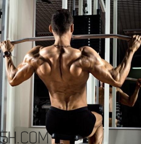 龙门架高位下拉的标准动作,高位下拉的标准动作 龙门架高位下拉的标准动作,高位下拉的标准动作