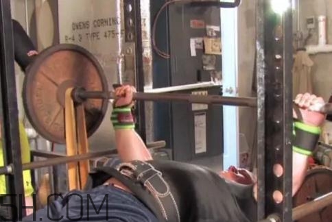 卧推和飞鸟哪个更练胸,练胸先做飞鸟还是先做卧推