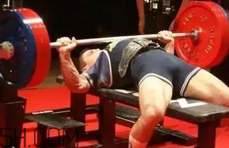 卧推杠铃杆应该下降到什么位置,杠铃卧推起杠