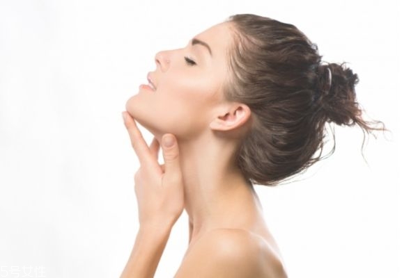 用什么护肤品可以控油祛痘,什么牌子的护肤品控油祛痘效果比较好