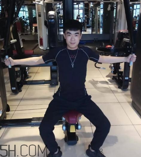 坐姿推胸正确姿势,坐姿推胸动作要领