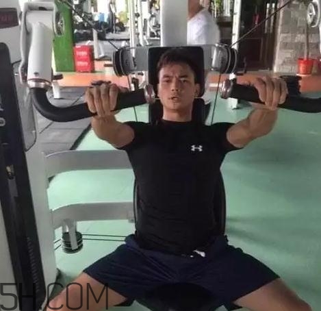 坐姿推胸动作要领视频,坐姿推胸动作讲解