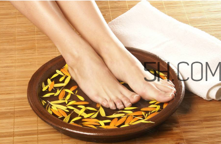 泡脚时水温多少合适,运动多久后可以用热水泡脚