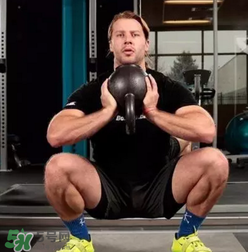 深蹲壶铃多重合适,壶铃高脚杯深蹲 深蹲壶铃多重合适,壶铃高脚杯深蹲