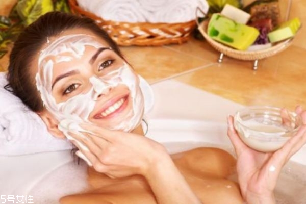 为什么敷了面膜之后就起痘了?,贴了面膜脸上长痘痘怎么回事