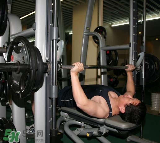 杠铃卧推注意事项,哑铃卧推注意事项